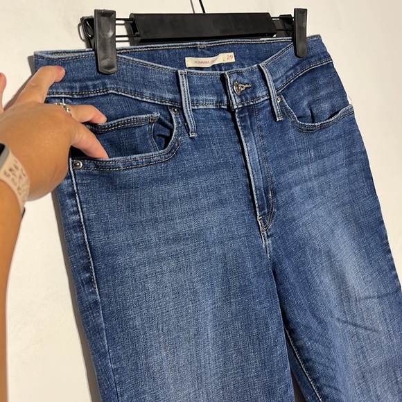 Levi's Slimming Straight Frayed Hem Medium Wash Denim Jeans Size 29 - Picture 6 of 11